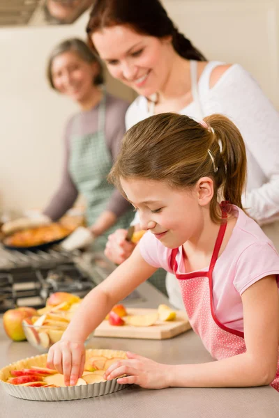 Junges Mädchen bereitet mit Mutter Apfelkuchen zu — Stockfoto