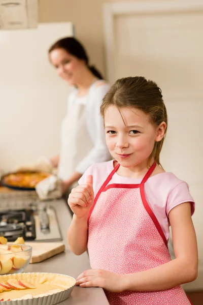 Fiatal lány sütés almás pite hüvelykujj fel — Stock Fotó
