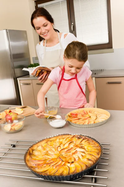 Madre e hija hacen receta de pastel de manzana — Foto de Stock