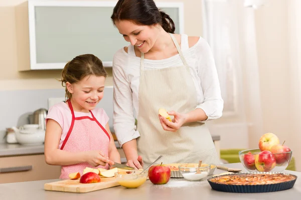 Matka a dcera řezu jablka koláč — Stock fotografie