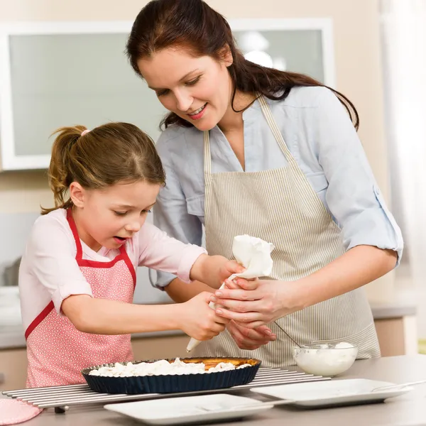 Decorating cake mother and daughter — Stock Photo, Image