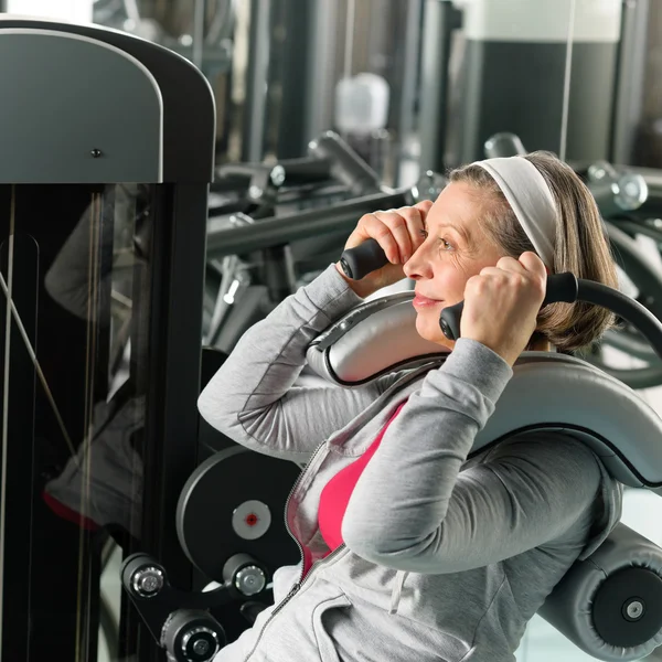 Fitness center senior woman exercise abs muscles — Stock Photo, Image