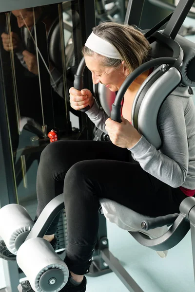 Fitness center senior kvinna utöva abs muskler — Stockfoto