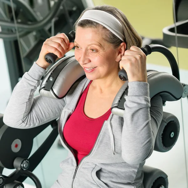 Fitness központ vezető nő gyakorlása mosolyogva — Stock Fotó