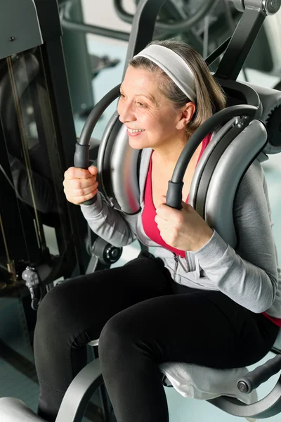 Fitness center senior kvinna motion leende — Stock fotografie