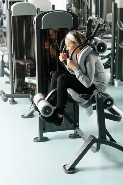 Fitness centrum starszy kobieta ćwiczenia mięśnie abs — Zdjęcie stockowe