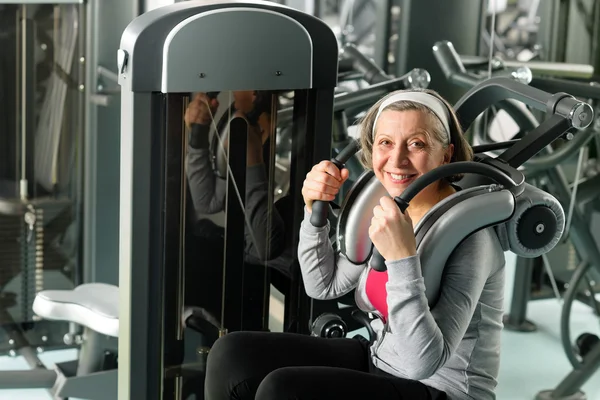 Fitness center gülümseyen kıdemli kadın egzersiz — Stok fotoğraf