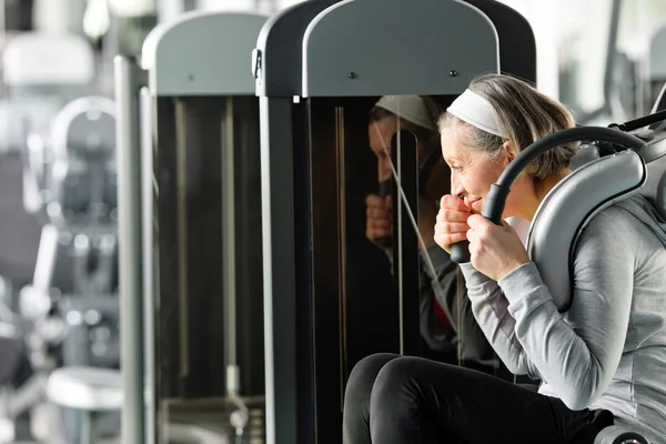 Centro de fitness mulher sênior exercício músculos abs — Fotografia de Stock