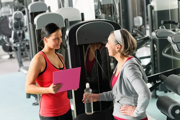Personlig tränare med äldre kvinna på gym — Stockfoto