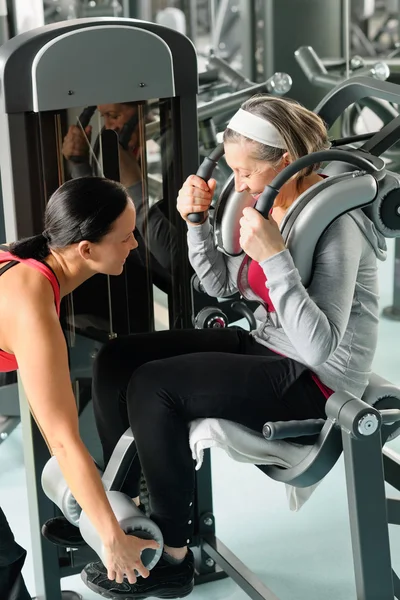 Gimnasio mujer mayor ejercicio con entrenador —  Fotos de Stock