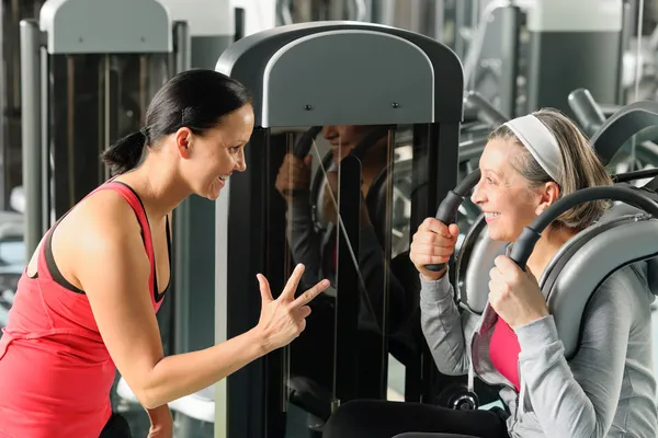 Kişisel fitness eğitmeni ile üst düzey kadın egzersiz — Stok fotoğraf