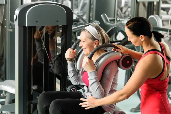 Kişisel antrenör ile üst düzey kadın egzersiz — Stok fotoğraf