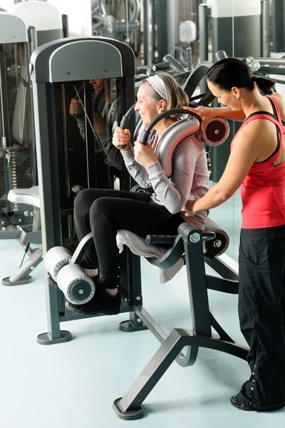 Centro de fitness exercício de mulher sênior com treinador — Fotografia de Stock