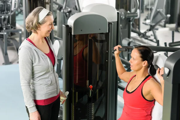 Persoonlijke trainer bij fitnesscentrum weergegeven: oefening — Stockfoto