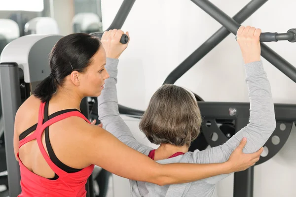 Fitness centrum trainer senior vrouw oefenen terug — Stockfoto