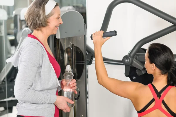 Personal Trainer im Fitnesscenter zeigt Bewegung — Stockfoto