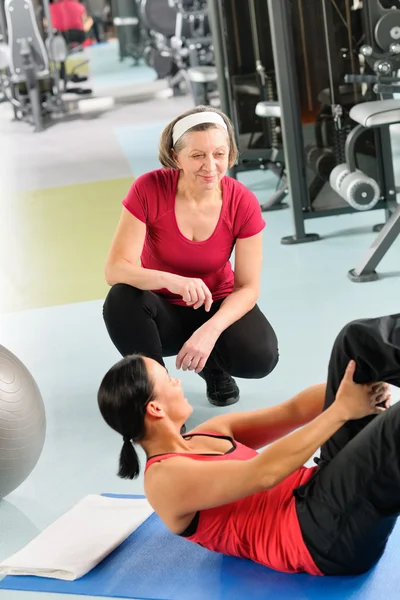 Entrenador personal mostrar ejercicio abdominal en la estera —  Fotos de Stock