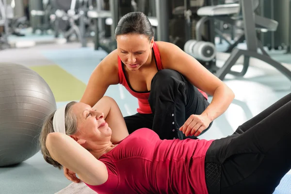 Mulher sênior exercício abdominal no centro de fitness — Fotografia de Stock
