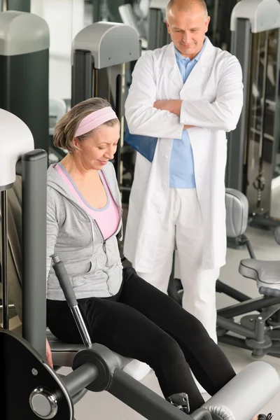 Physiothérapeute aider femme âgée active à la salle de gym — Photo