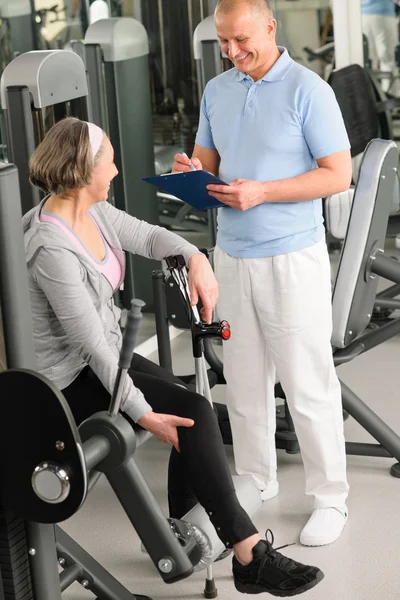 Physiotherapist assist active senior woman at gym — Stock Photo, Image