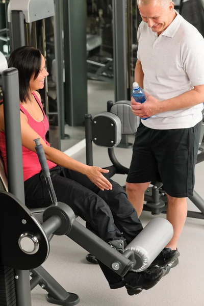 Treinador pessoal no centro de fitness mostrar exercício — Fotografia de Stock