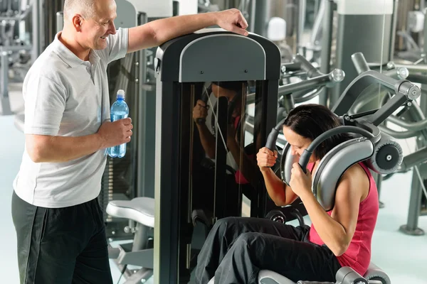 Twee bij fitness center uitoefening abdominale — Stockfoto