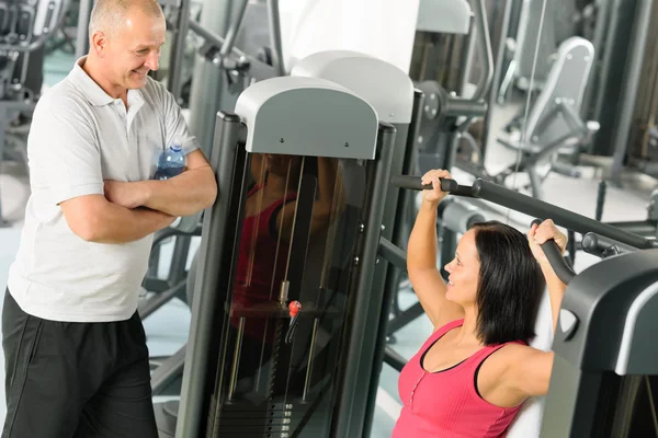 Treinador pessoal no centro de fitness mostrar exercício Imagem De Stock