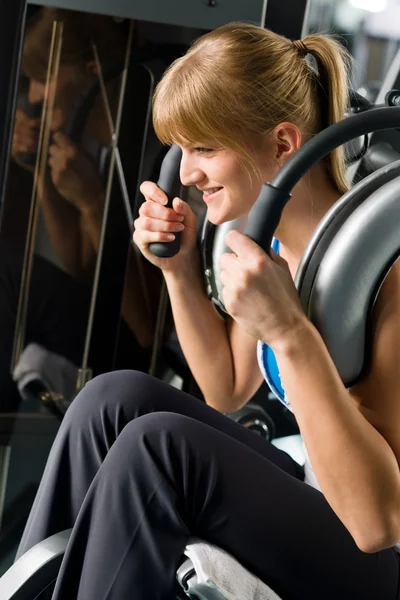 健身中心年轻女子锻炼腹部 — 图库照片
