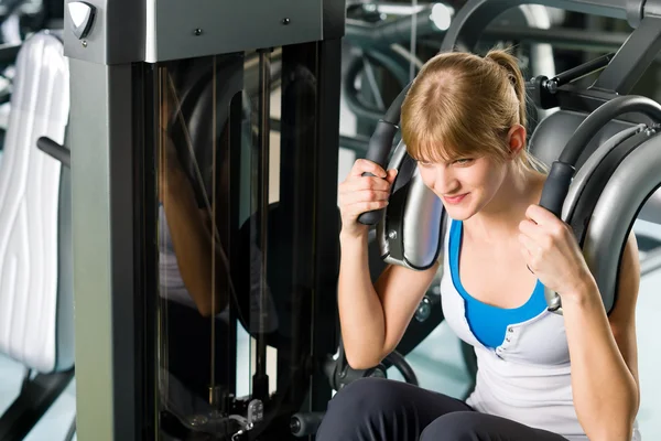 Young woman exercise abdominal fitness center — Stock Photo, Image