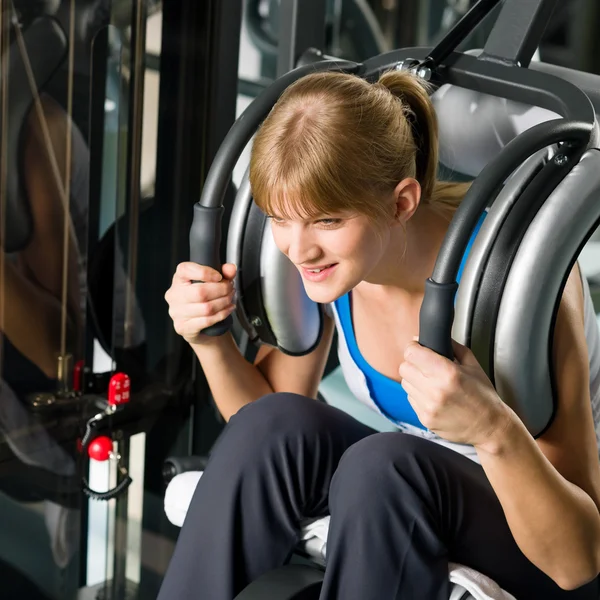 Centro de fitness jovem mulher exercício abdominal — Fotografia de Stock