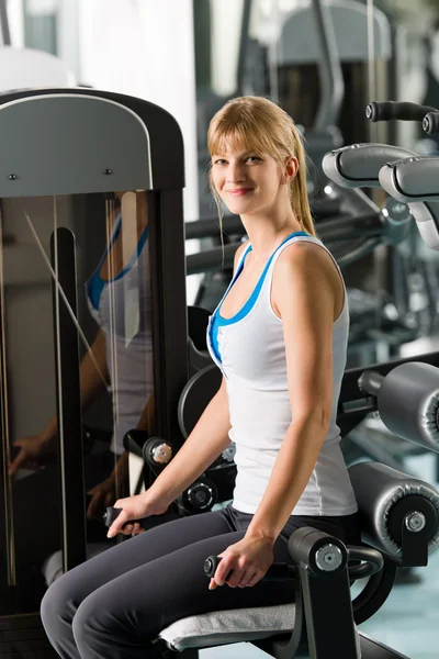 Молодая женщина упражнения в спортзале — стоковое фото