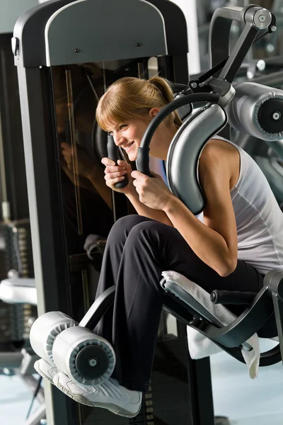 Jovem mulher no centro de fitness exercício abdominal — Fotografia de Stock