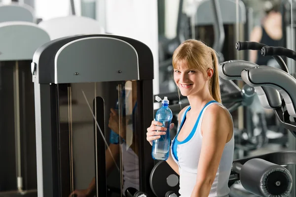 Jovem mulher relaxar sentar máquina de fitness — Fotografia de Stock