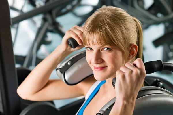 Jonge vrouw bij gym uitoefening fitness — Stockfoto