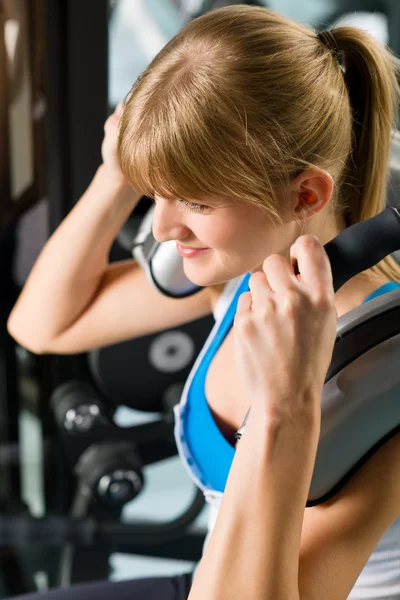 Vrouw bij gym uitoefening fitness — Stockfoto