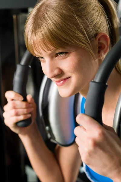 在健身房锻炼健身的女人 — 图库照片