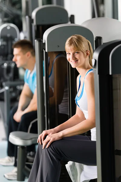 Two at fitness center exercise machine — Stock Photo, Image