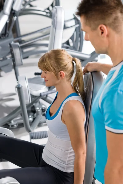 Personal trainer with young woman at gym — Stock Photo, Image