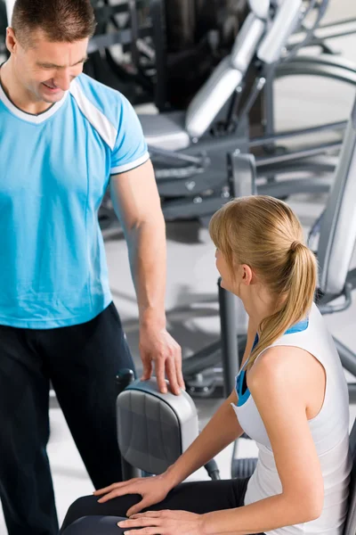 Personlig tränare med ung kvinna på gym — Stockfoto