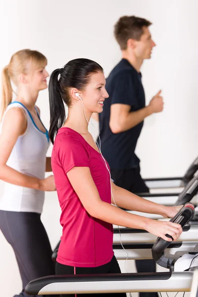 Jung beim Laufband-Laufen — Stockfoto