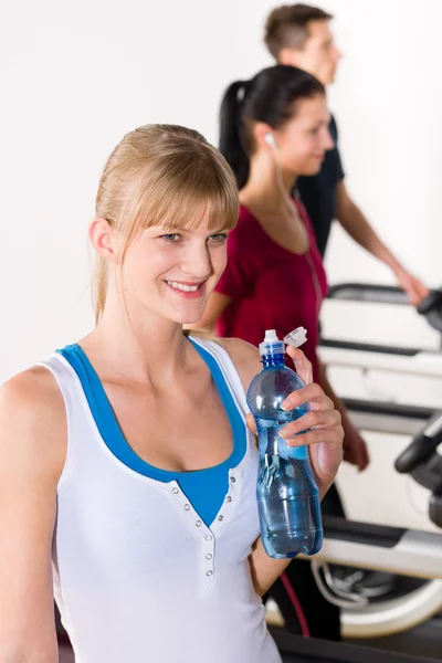 Jovem mulher no cinto de corrida fitness — Fotografia de Stock