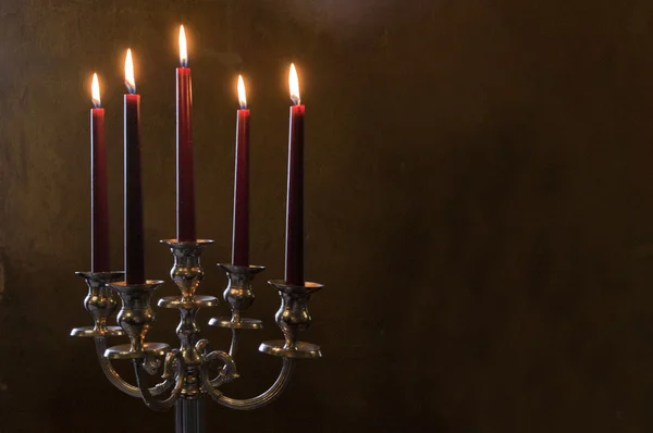 Пять красных свечей зажжены на окрашенной комнате — стоковое фото