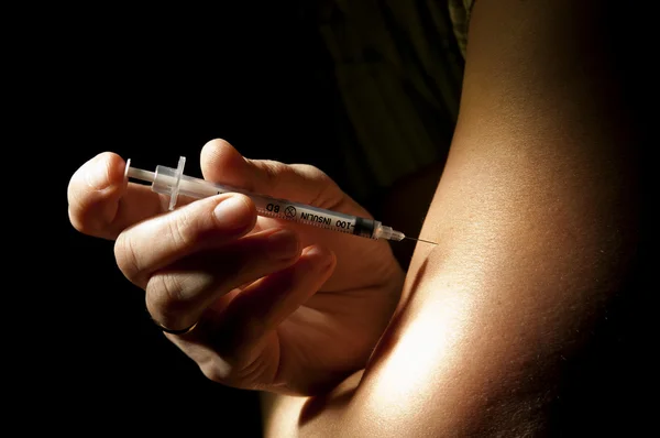 Patienten injicerar insulin penna till hands — Stockfoto