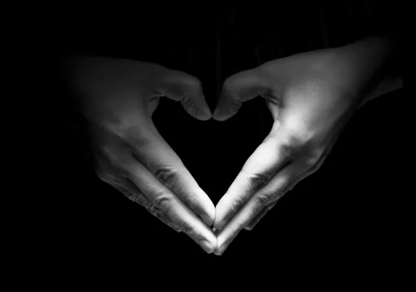 Mãos unem-se com eachother no símbolo de amor — Fotografia de Stock