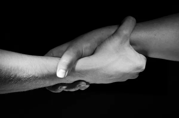 Handen verenigen met elkaar als vrienden groet — Stockfoto