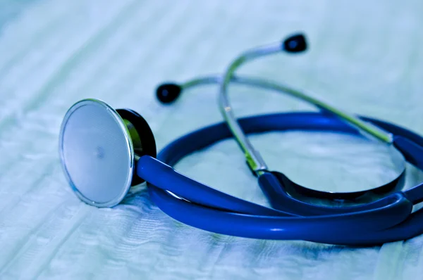Skuggade crome stetoskop låg på vita arbetsyta — Stockfoto
