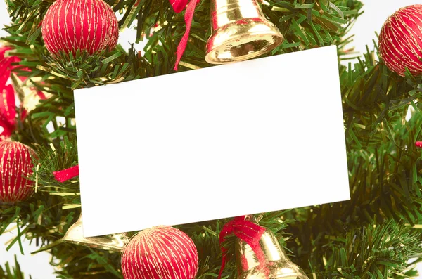 Witte kaart op de kerstboom — Stockfoto