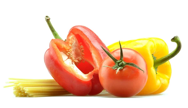 Pimentos, tomate e macarrão isolados — Fotografia de Stock
