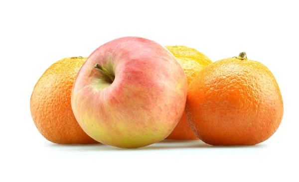 Апельсины и яблоко изолированы — стоковое фото