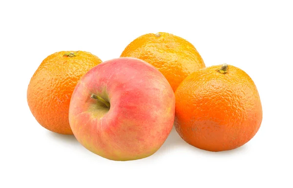 Апельсины и яблоко изолированы — стоковое фото